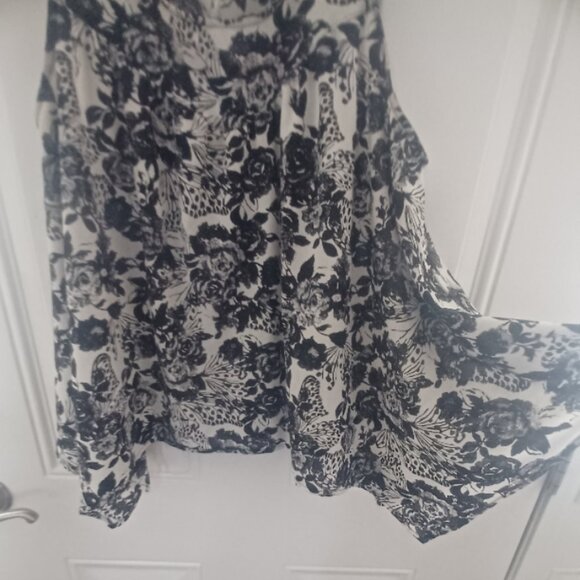 Marilyn Monroe Black & White Floral Flowy Feminine Asymmetrical Crew Neck Tank L - Picture 2 of 4